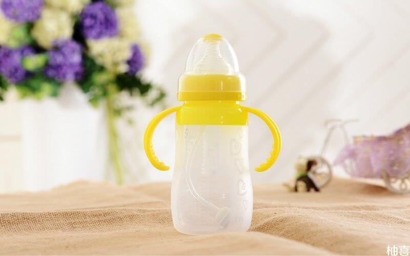 选择婴儿奶瓶品牌要结合多种因素
