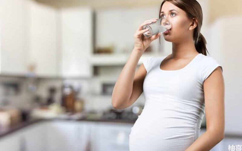 孕妇喝水