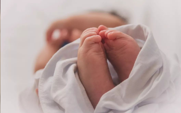 新生宝宝刚吃初乳的好处和作用分别是什么？