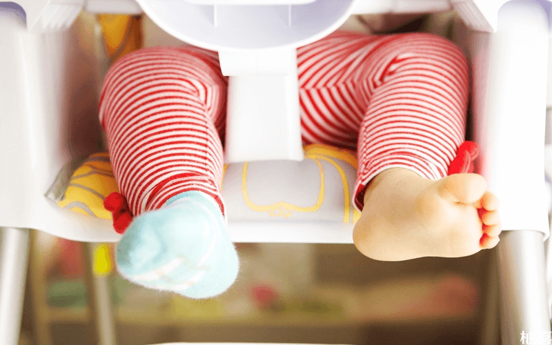 选择宝宝袜子品牌要结合多种因素