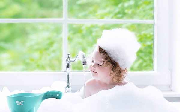 3岁萌娃被困厕所淡定洗头玩泡沫，为何很多宝宝却不爱洗头？