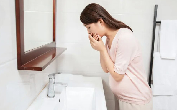 妊娠晚期经常呕吐，一天吐7次左右，这是怎么回事？