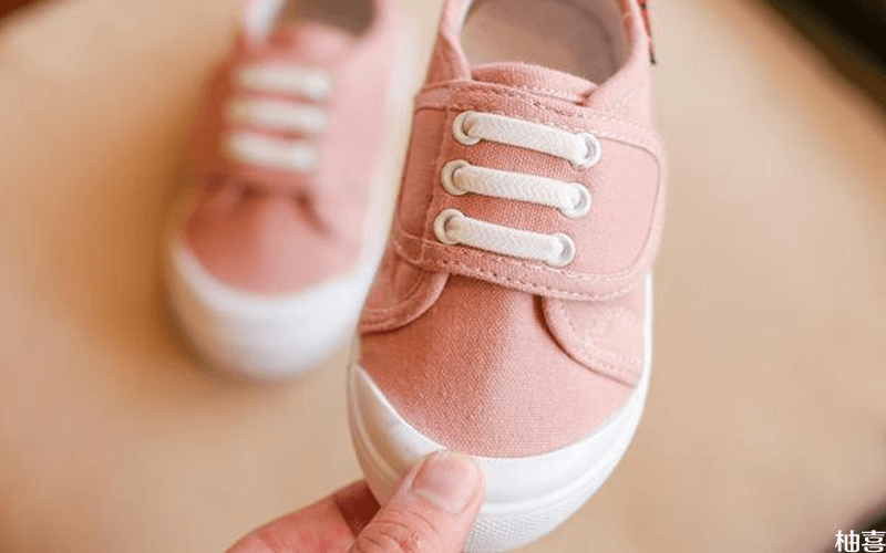 选择婴童鞋品牌要结合多种因素
