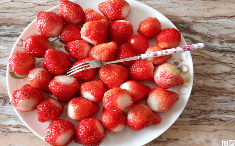 孕期爱吃草莓的女性