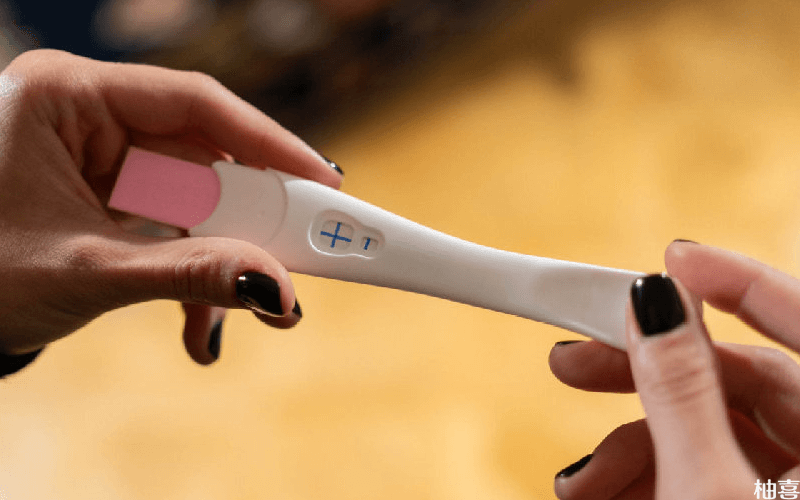 女性正在使用验孕棒