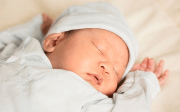 求0-3个月新生儿的正确睡姿图片！