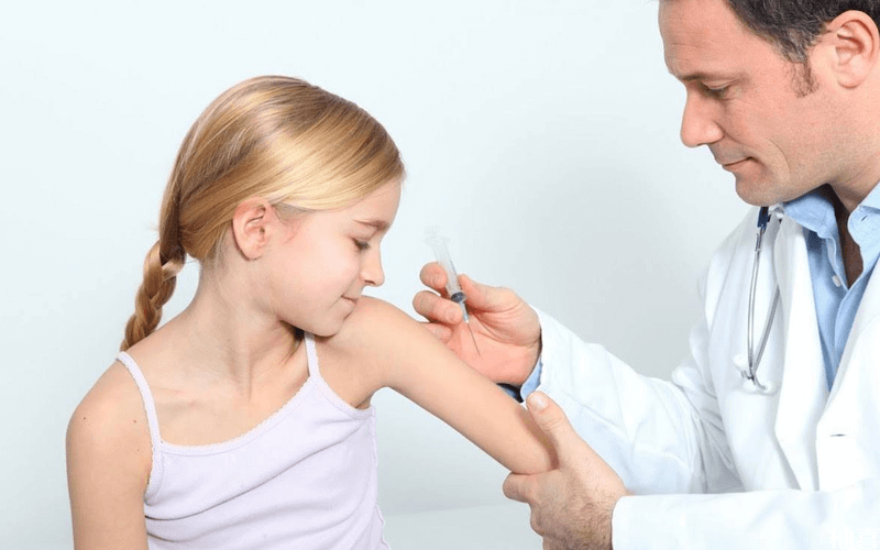带孩子打预防小儿麻痹的疫苗