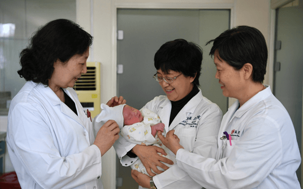 2023年去北京三院做试管婴儿带5万块够吗？