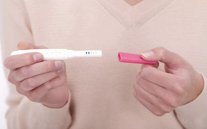 验孕棒通过验尿的方式来确认是否怀孕