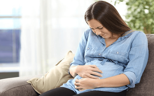 胎儿窘迫时孕妇的身体有哪三个表现？