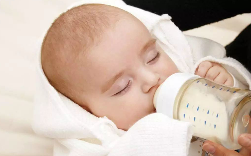 要尽量根据宝宝的体质来选择奶粉