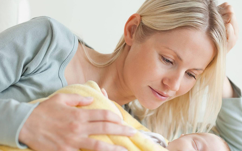 宝宝吃母乳照片正常图片