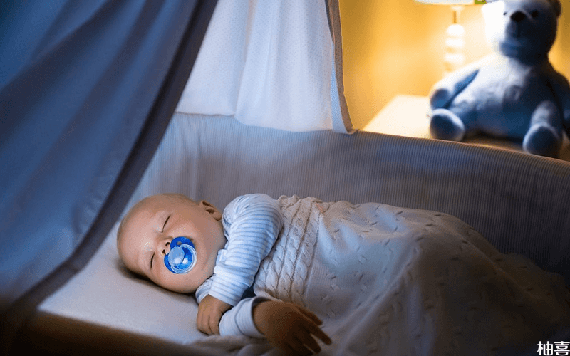新生儿侧睡可以调节头型