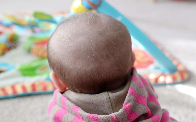 宝宝的头发并不是越剃就会长得越浓密