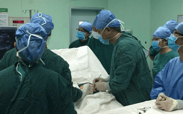 孕妇在医院门口等2小时后流产，陕西妇联回应正在调查