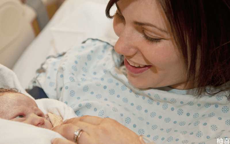 女性产后坚持母乳喂养促进宫缩