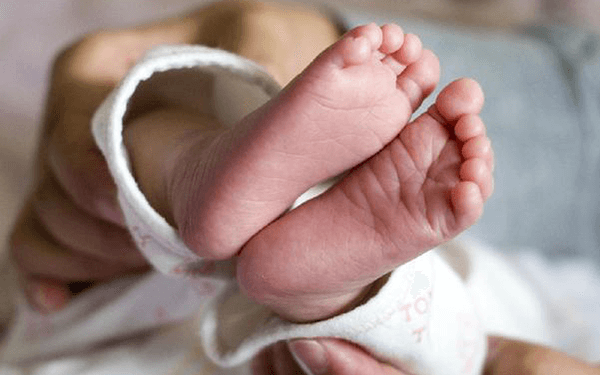 新生儿采集脚印为什么是右脚不是左脚?