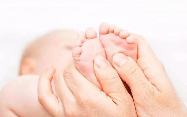 医院采集的新生儿脚印父母能带回家吗?