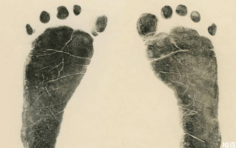 新生儿的踩脚印医院不拿给家人