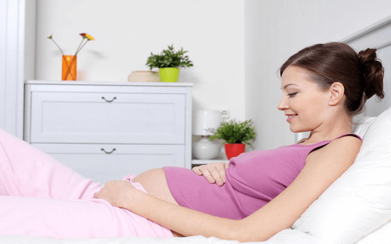 孕妇平躺肚脐像个碗一样