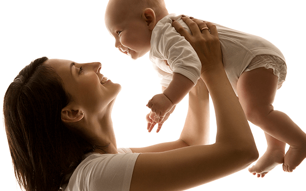 大人戴金首饰能抱刚出生的婴儿吗?有啥要注意的?