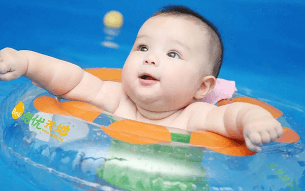 3个月大的婴儿学习游泳适合用颈圈还是腋下圈?