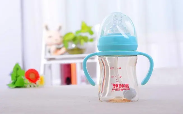 都说宝宝太早用吸管奶瓶不好，请问危险有哪些？
