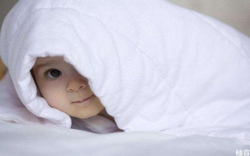 新生儿白天不睡觉可能是光线影响