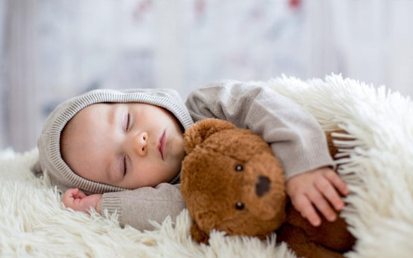 新生儿白天不睡觉要重视，尽早了解7大原因让宝宝睡好觉