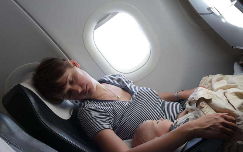 不满一周岁的宝宝坐飞机需要买婴儿票