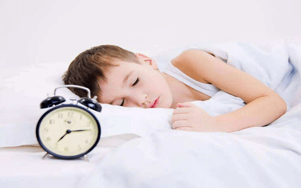 孩子每天睡眠不足8小时会导致变笨吗？