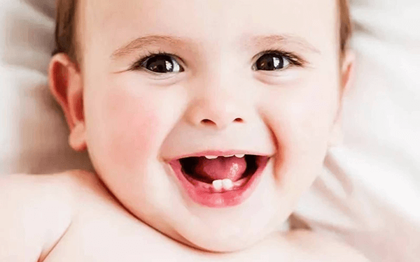 宝宝长单牙的民间说法是对谁不好?
