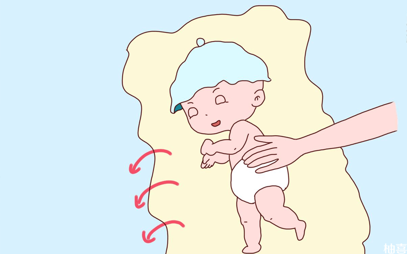 婴儿会翻身的月份范围揭秘过早过晚多为不正常要重视