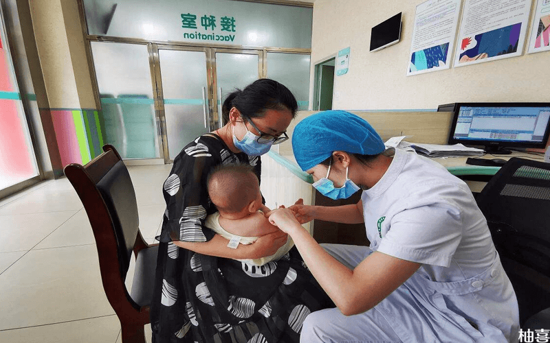 带宝宝去疫苗接种点接种了麻腮风疫苗