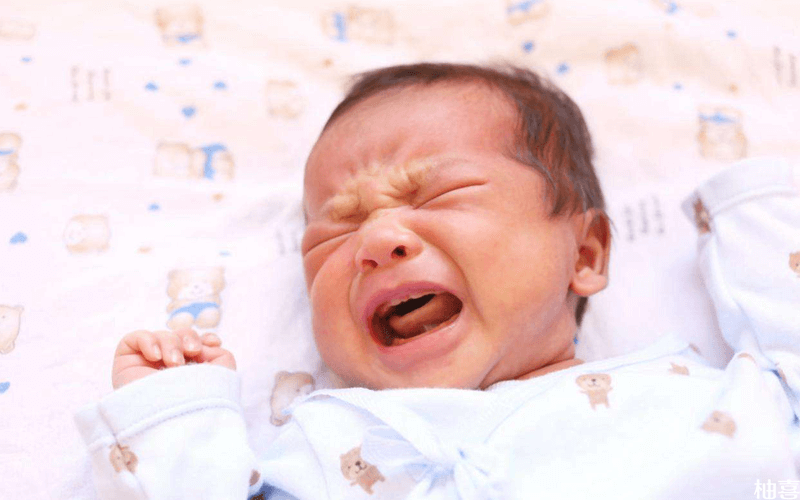 新生儿哭闹和缺钙有关