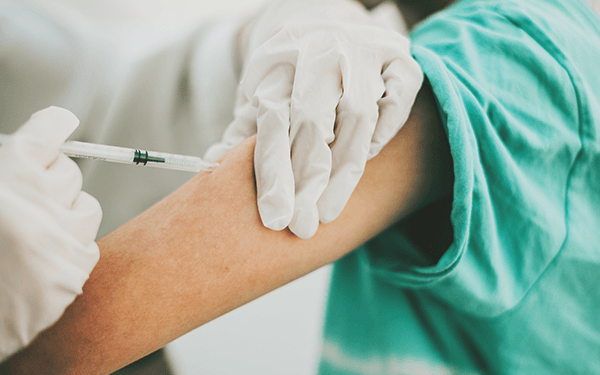 为什么有谣言说一些幼儿园强制让孩子打新冠疫苗?