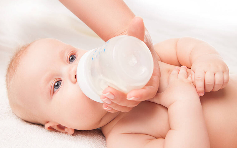 二月的宝宝一天吃奶量是90-120mL之间