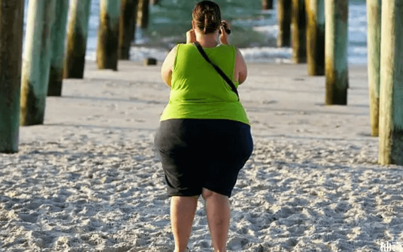 中年妇女发胖示意图