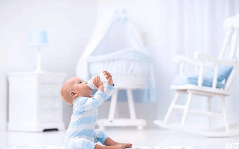 宝宝能够自己安静的喝奶