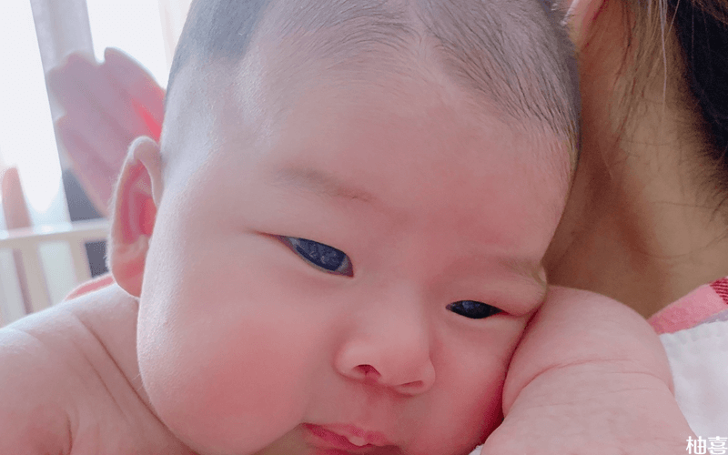 婴儿满脸胀红或泛白