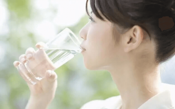 哺乳期的姐妹们知道追奶为什么一定要小口喝水吗？