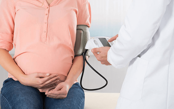 孕晚期血糖高但胎儿又偏小1周还需要控糖吗?