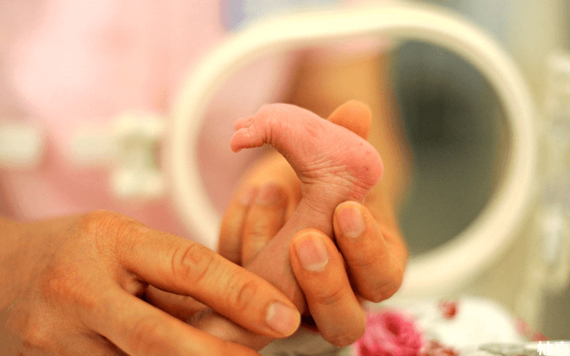 高龄产妇怀双胞胎可能导致胎儿早产