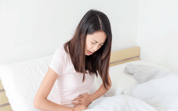 为什么怀双胞胎早期很容易出现小腹疼痛的症状？