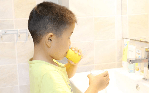 儿童远离龋齿刷牙方法须正确，五个科学步骤视频教程