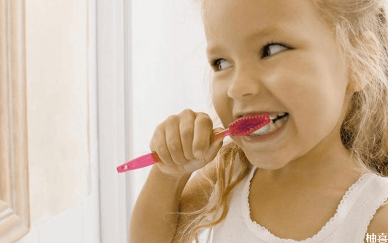 儿童不刷牙可能会牙龈出血