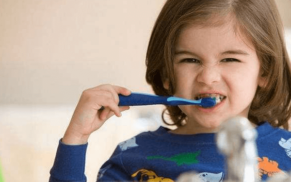 儿童刷牙呕吐、出血别担心，找准原因更能针对解决