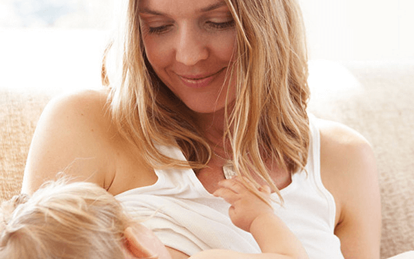 请有经验的宝妈分享下婴儿防呛奶的正确哺乳姿势?