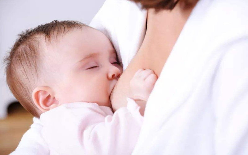 让婴儿多吸吮可以有效促进乳汁分泌