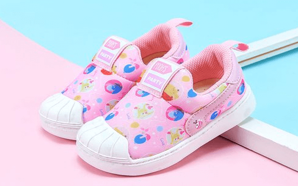 1岁半宝宝的学步鞋选硬低材质还是软底材质？